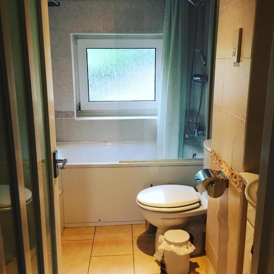 Cricketers Cottage B&B ウェスト・マリング エクステリア 写真